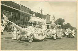 1915 Floats traveling south on 7th Street toward the square